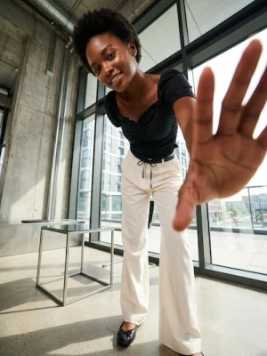 Sinsay - Spodnie wide leg z paskiem - kremowy