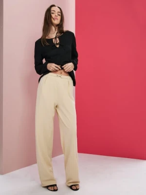 Sinsay - Spodnie wide leg z zakładkami i dekoracyjnym pasem - kremowy