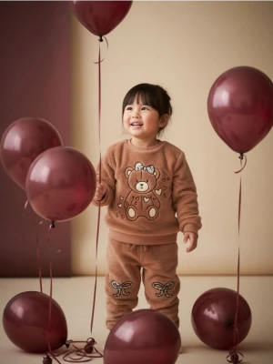 Sinsay - Spodnie z futerkiem i naszywkami - brązowy