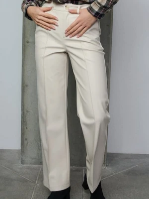 Sinsay - Spodnie z imitacji skóry - kremowy