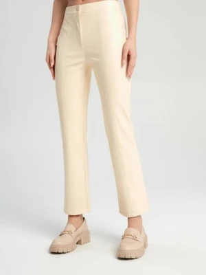 Sinsay - Spodnie z imitacji skóry - kremowy