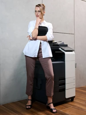 Sinsay - Spodnie z paskiem - beżowy