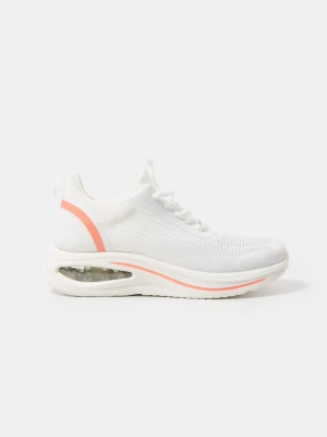 Sinsay - Sportowe sneakersy z siateczkową cholewką i poduszką powietrzną - biały