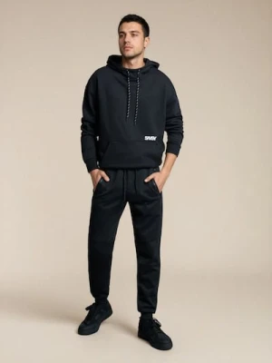 Sinsay - Sportowe spodnie dresowe z przeszyciami - czarny