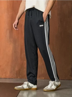 Sinsay - Sportowe spodnie z lampasem - czarny