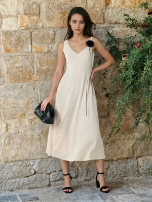 Sinsay - Strukturalna sukienka midi na ramiączkach - kremowy