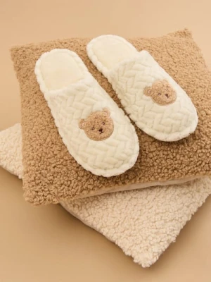 Sinsay - Strukturalne kapcie - kremowy