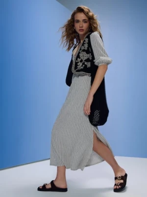 Sinsay - Sukienka maxi w pionowe paski z dekoltem V - kremowy