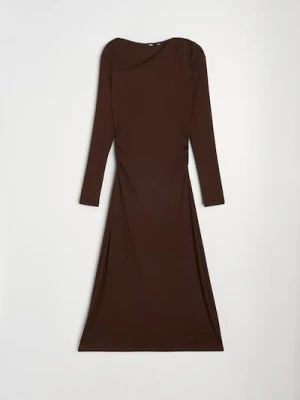 Sinsay - Sukienka maxi z asymetrycznym dekoltem - brązowy