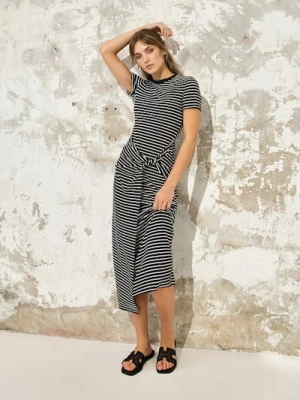 Sinsay - Sukienka midi w paski z domieszką wiskozy - czarny