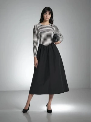 Sinsay - Sukienka midi z kontrastowym dołem - czarny