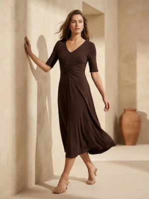 Sinsay - Sukienka midi z marszczeniem i wiskozą - brązowy