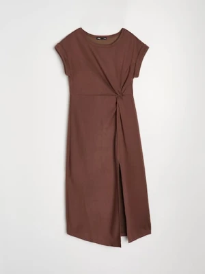 Sinsay - Sukienka midi z ozdobnym marszczeniem z domieszką wiskozy - brązowy
