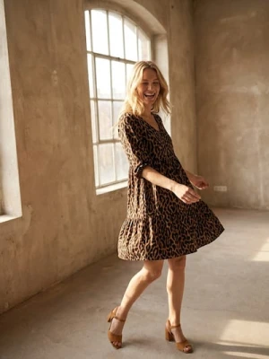 Sinsay - Sukienka mini babydoll w panterkę - brązowy