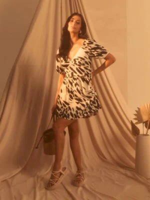 Sinsay - Sukienka mini z abstrakcyjnym wzorem - wielobarwny