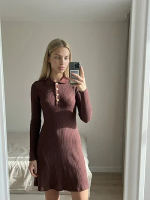 Sinsay - Sukienka mini z kołnierzykiem - bordowy