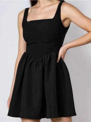 Sinsay - Sukienka na ramiączkach z dekoltem karo - czarny