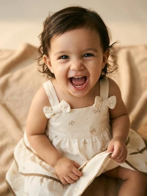 Sinsay - Sukienka z kokardkami i falbankami - kremowy