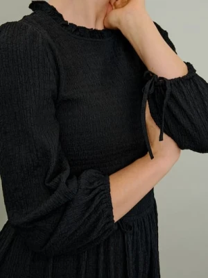 Sinsay - Sukienka z marszczeniami i falbanką - czarny