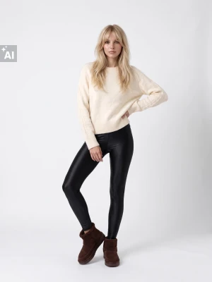 Sinsay - Sweter chunky z warkoczowym splotem na rękawach - kremowy
