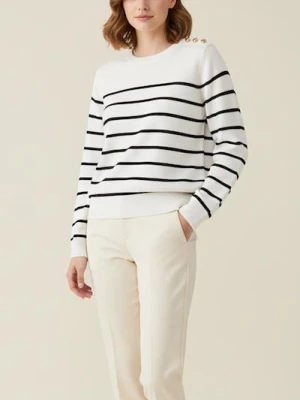 Sinsay - Sweter w paski z ozdobnymi guzikami na ramieniach - biały