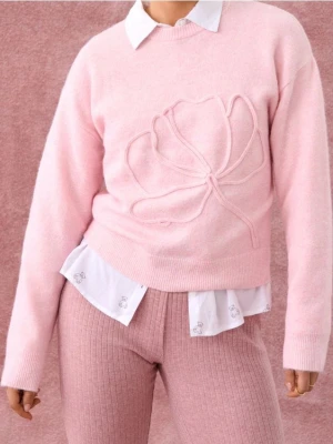 Sinsay - Sweter z aplikacją 3D z domieszką wełny - różowy