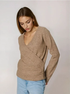 Sinsay - Sweter z kopertowym dekoltem z domieszką wełny - brązowy