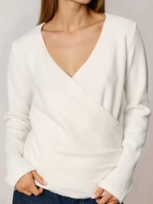 Sinsay - Sweter z kopertowym dekoltem z domieszką wełny - kremowy