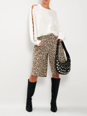 Sinsay - Sweter ze zdrobieniami na rękawach - biały