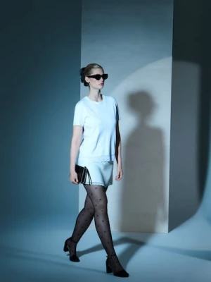 Sinsay - Swetrowa bluzka z koronką na dole i wiskozą - kremowy