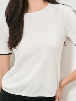 Sinsay - Swetrowa bluzka z krótkim rękawem i kontrastową lamówką z wiskozą - kremowy