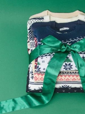 Sinsay - Świąteczny sweter w skandynawski wzór z choinkami i prezentami - zielony