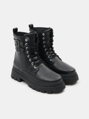 Sinsay - Sznurowane botki z imitacji skóry - czarny