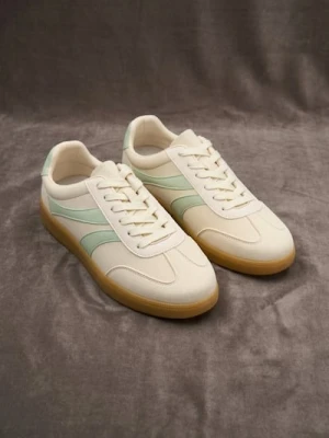 Sinsay - Sznurowane sneakersy - kremowy