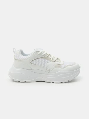 Sinsay - Sznurowane sneakersy z imitacji skóry - biały