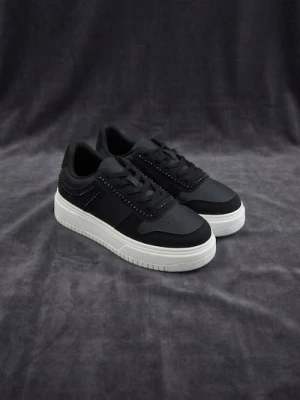 Sinsay - Sznurowane sneakersy z imitacji skóry - czarny