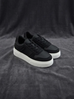 Sinsay - Sznurowane sneakersy z imitacji skóry - czarny