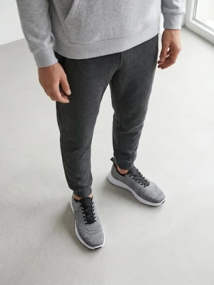 Sinsay - Sznurowane sneakersy z siateczkową cholewką - szary