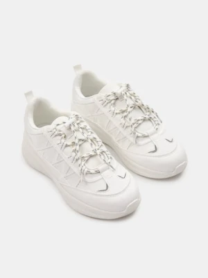 Sinsay - Sznurowane sneakersy ze ściągaczem - biały