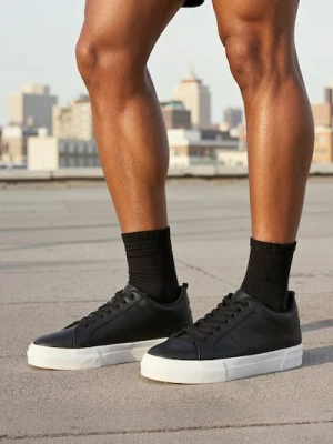 Sinsay - Sznurowane trampki z imitacji skóry - czarny