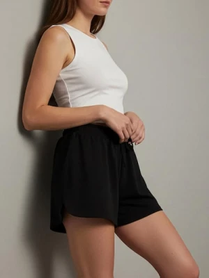 Sinsay - Szorty dresowe z luźnymi nogawkami soft touch - czarny