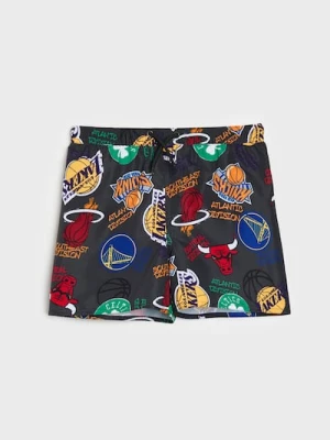 Sinsay - Szorty kąpielowe z nadrukiem drużyn NBA - czarny