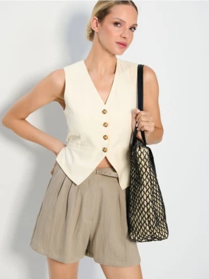 Sinsay - Szorty w stylu smart casual z paskiem - zielony