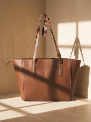 Sinsay - Torba shopper z imitacji skóry i zawieszką - brązowy