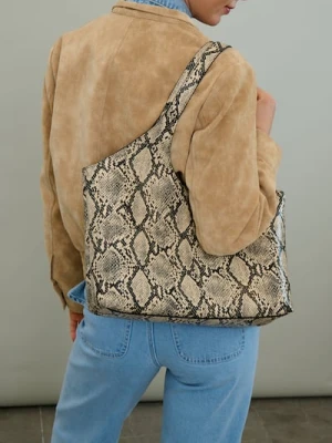 Sinsay - Torebka na ramię z kosmetyczką w wężowy wzór - wielobarwny