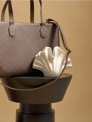 Sinsay - Torebka tote z odpinanym paskiem w monogram - wielobarwny