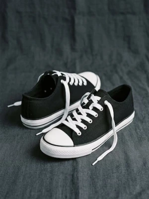 Sinsay - Trampki niskie sznurowane - czarny