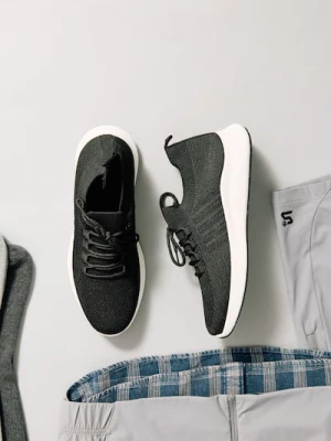 Sinsay - Trampki sportowe z siateczkową cholewką - czarny