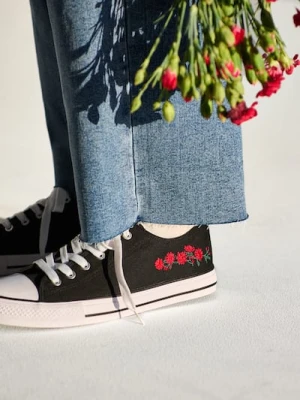 Sinsay - Trampki z haftowanymi kwiatami - czarny