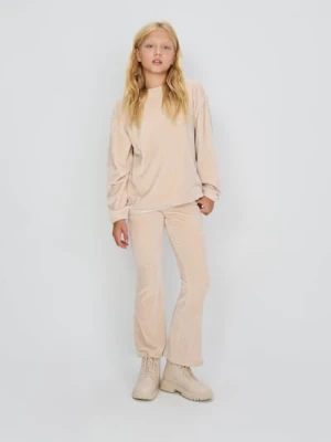 Sinsay - Welurowe spodnie flare z elastyczną gumką w pasie - beżowy